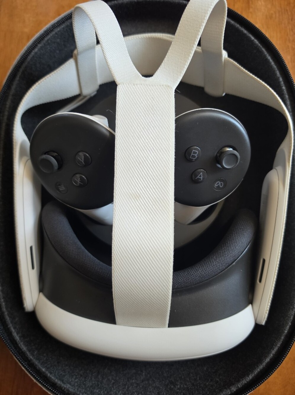 Quest 2 VR Headset with White Controllers - White